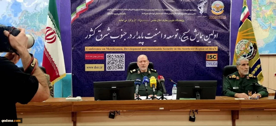 سرلشکر رحیم صفوی:
آمریکایی‌ها نمی‌توانند روابط اقتصادی ایران را کنترل کنند 2