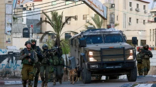 یورش صهیونیستها به مناطق مختلف کرانه باختری/ هجوم شهرک نشینان به منازل بیت لحم/ بازداشت سه فلسطینی در الخلیل 2