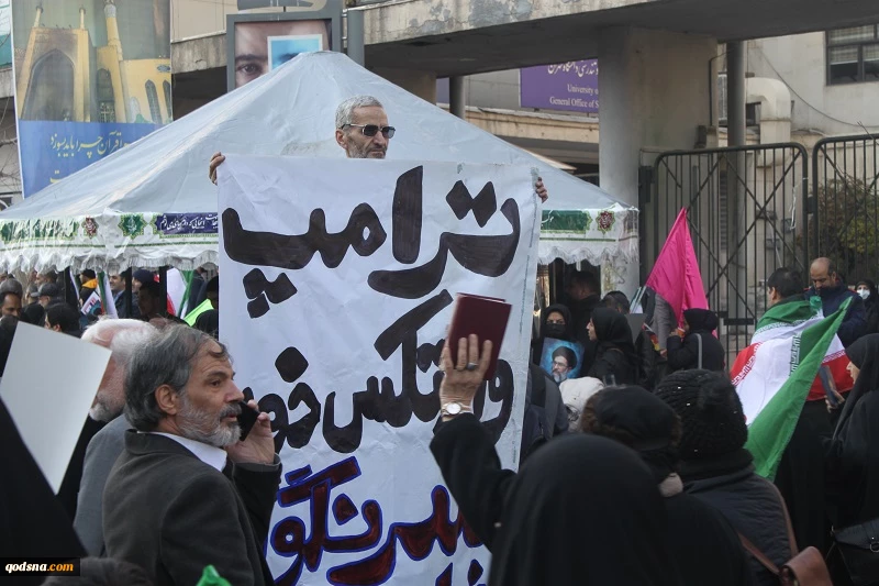 گزارش مردمی قدسنا؛

 حضور دشمن شکن مردم تهران در میدان انقلاب/ راهپیمایان در گفتگو با قدسنا: دشمنان از پایداری ملت ایران خسته شده‌اند 11