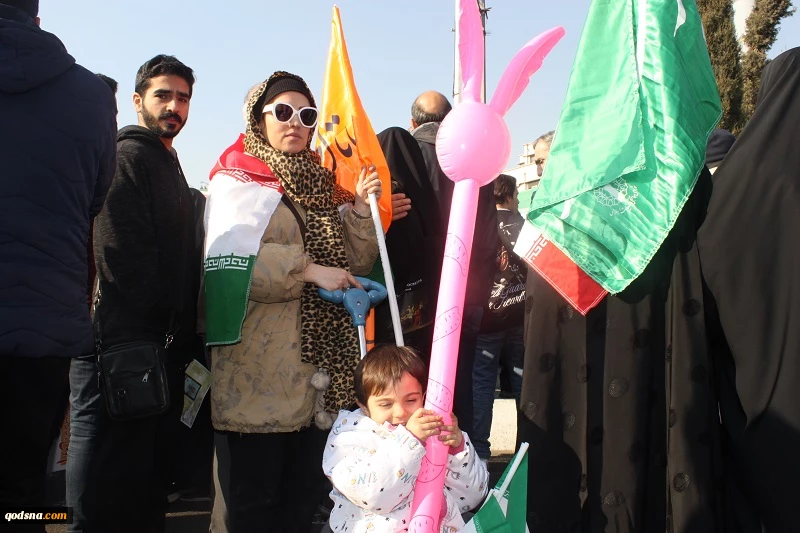 گزارش مردمی قدسنا؛

 حضور دشمن شکن مردم تهران در میدان انقلاب/ راهپیمایان در گفتگو با قدسنا: دشمنان از پایداری ملت ایران خسته شده‌اند 13