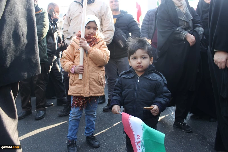گزارش مردمی قدسنا؛

 حضور دشمن شکن مردم تهران در میدان انقلاب/ راهپیمایان در گفتگو با قدسنا: دشمنان از پایداری ملت ایران خسته شده‌اند 15