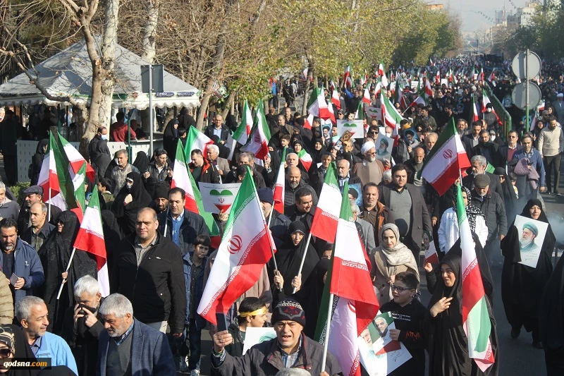 گزارش خبری قدسنا؛

حضور دشمن شکن مردم تهران در میدان انقلاب/ راهپیمایان در گفتگو با قدسنا: دشمنان از پایداری ملت ایران خسته شده‌اند 2