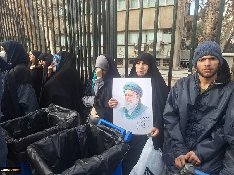 گزارش خبری قدسنا؛

حضور گسترده مردم تهران در مراسم تشییع شهدا/ شرکت کنندگان در گفتگو با قدسنا: اگر شهدا نبودند، امنیت امروز را نداشتیم  2