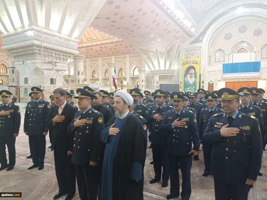 قائد وكبار مسؤولي سلاح الجو الايراني يجددون العهد مع الإمام الخميني (رض)
 2