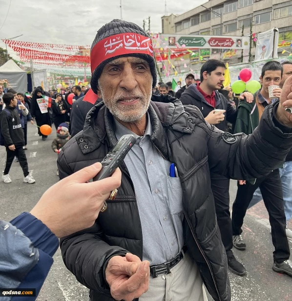 گزارش اختصاصی خبرگزاری قدس؛

حضور گسترده خانوادگی در چهل و هشتمین جشن انقلاب/ مردم در گفتگو با قدسنا: به دشمنان اجازه تعرض نمی‌دهیم/ جان ما فدای رهبر است 4