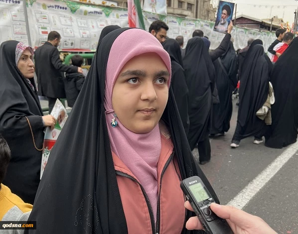 گزارش اختصاصی خبرگزاری قدس؛

حضور گسترده خانوادگی در چهل و هشتمین جشن انقلاب/ مردم در گفتگو با قدسنا: به دشمنان اجازه تعرض نمی‌دهیم/ جان ما فدای رهبر است 8