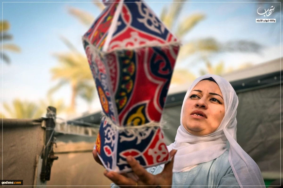 نازحة غزية تصنع فوانيس رمضان من كراتين المساعدات 4