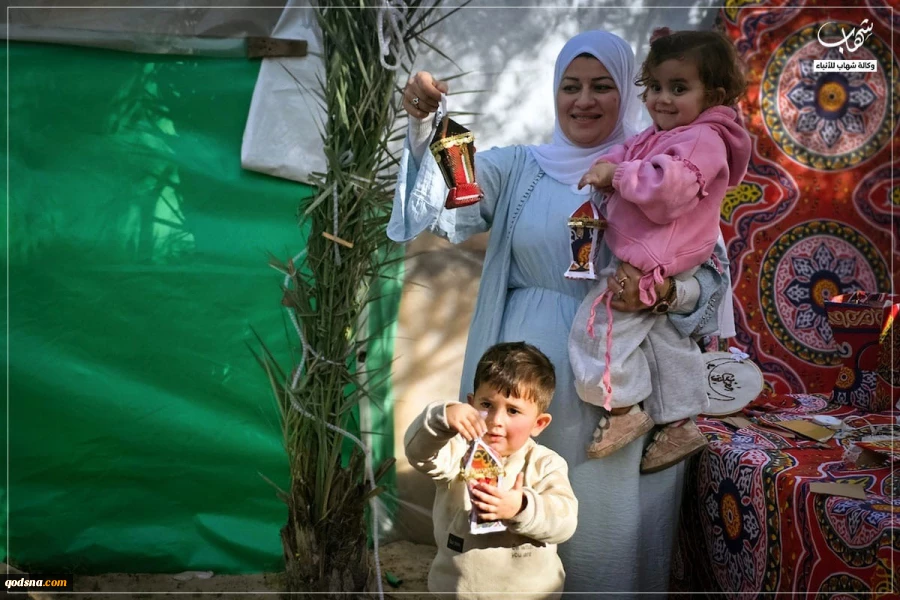 نازحة غزية تصنع فوانيس رمضان من كراتين المساعدات 7