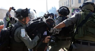 منتدى الإعلاميين الفلسطينيين: إبعاد واعتقال الصحفيين في القدس سياسة لضبط الرواية وإفراغ الأقصى من الشهود