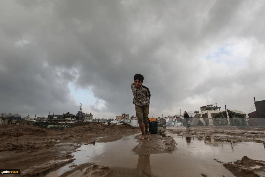 بارش باران، چادرهای آوارگان در اردوگاه البریج را زیر آب برد 3