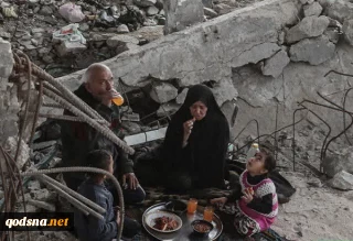 افطار خانواده‌ فلسطینی در میان آوار مدرسه‌ای ویران‌ شده در غزه+ تصاویر