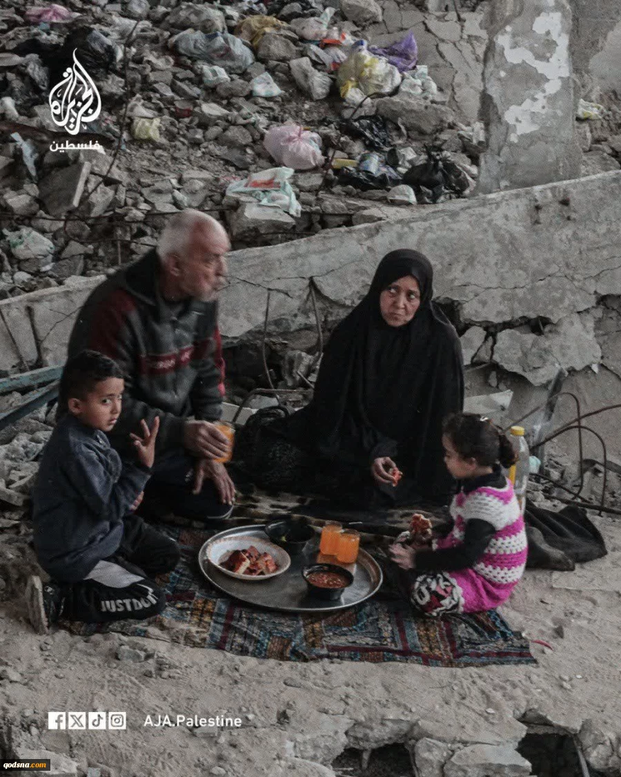 افطار خانواده‌ فلسطینی در میان آوار مدرسه‌ای ویران‌ شده در غزه+ تصاویر 3