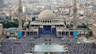 إقامة صلاة عيد الفطر في مصلى الإمام الخميني بطهران وجميع انحاء البلاد