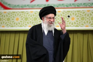 بيان من مكتب قائد الثورة بشأن طلب المغفرة من الإمام الشهيد؛

كان إمام الثورة الشهيد يعتبر الشعب الإيراني بأسره أبناءً له، ولطالما دعا لهم