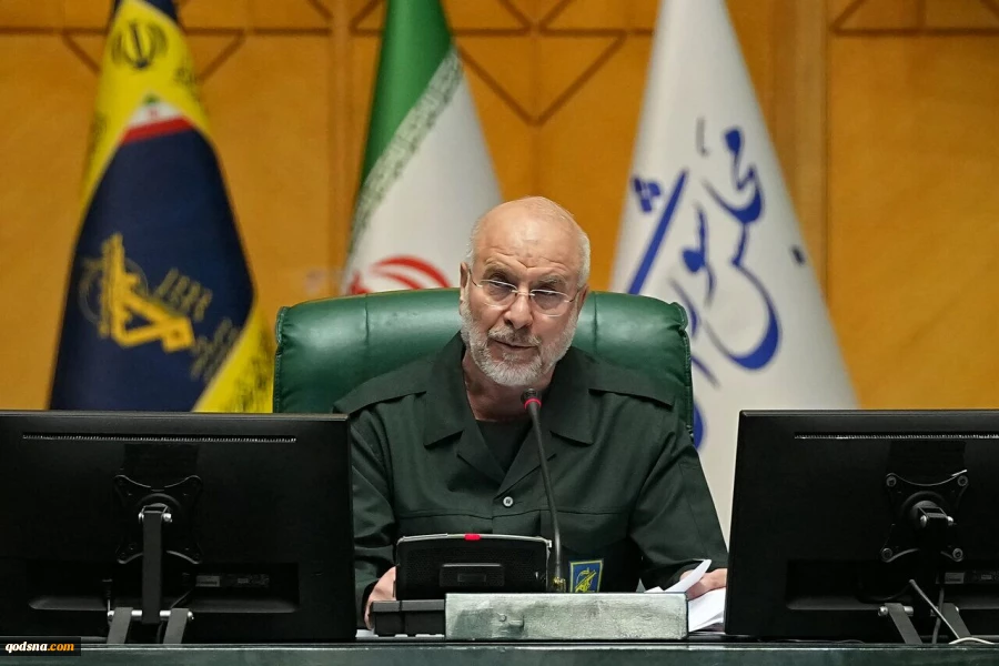 رئیس مجلس شورای اسلامی در سالروز تاسیس سپاه پاسداران 

بر خود می‌بالم که خود را عضو کوچکی از پاسداران بدانم 2