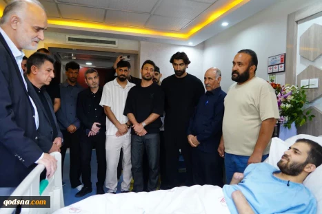 عیادت ملی‌پوشان فوتبال از جانباز سرافراز جنگ رمضان حسین محمدی