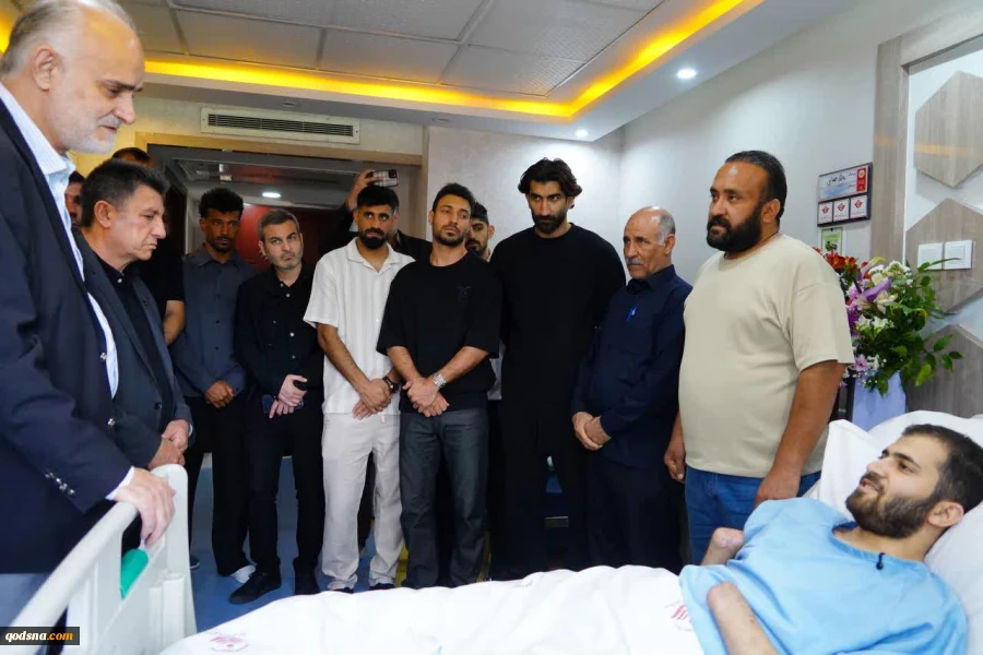 عیادت ملی‌پوشان فوتبال از جانباز سرافراز جنگ رمضان حسین محمدی 3