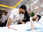 عیادت ملی‌پوشان فوتبال از جانباز سرافراز جنگ رمضان حسین محمدی 5