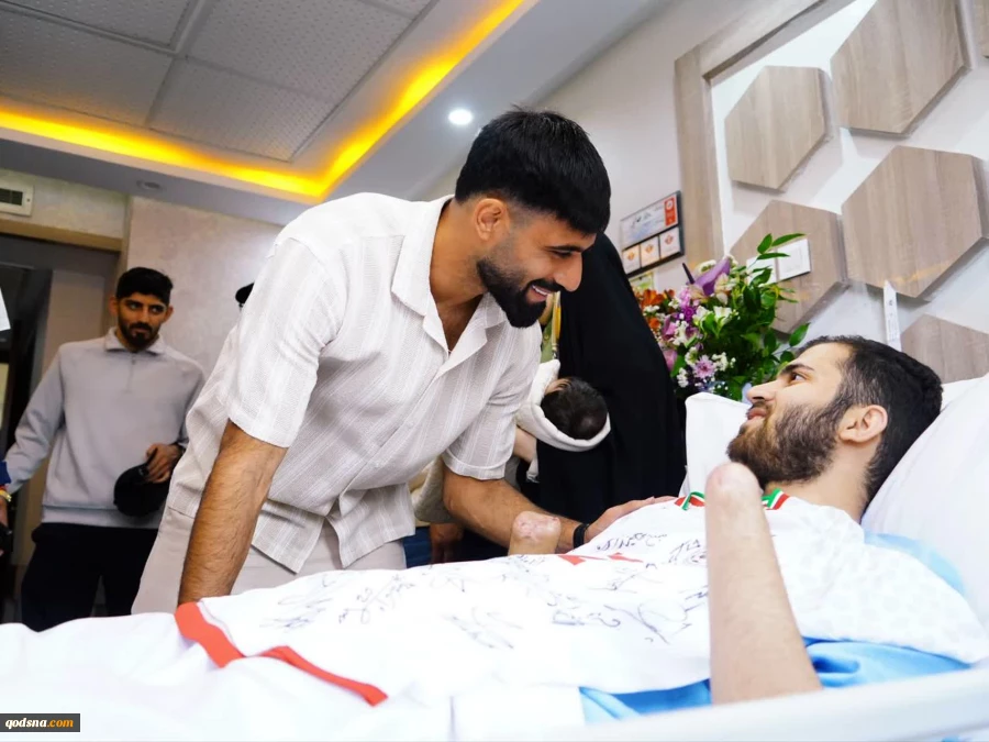 عیادت ملی‌پوشان فوتبال از جانباز سرافراز جنگ رمضان حسین محمدی 5