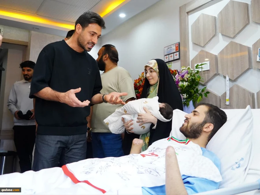 عیادت ملی‌پوشان فوتبال از جانباز سرافراز جنگ رمضان حسین محمدی 6