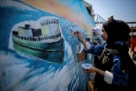 دیوارنگاره هنری در بندر غزه در حمایت از ناوگان جهانی الصمود 