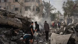 القتل متواصل في غزة: شهيد ومصابون بقصف نقطة شرطة في دير البلح