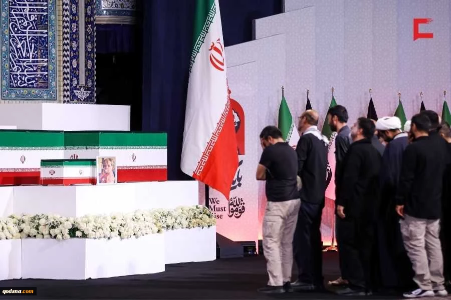 مراسم وداع الشهيد الإمام الخامنئي في مصلى طهران 3
