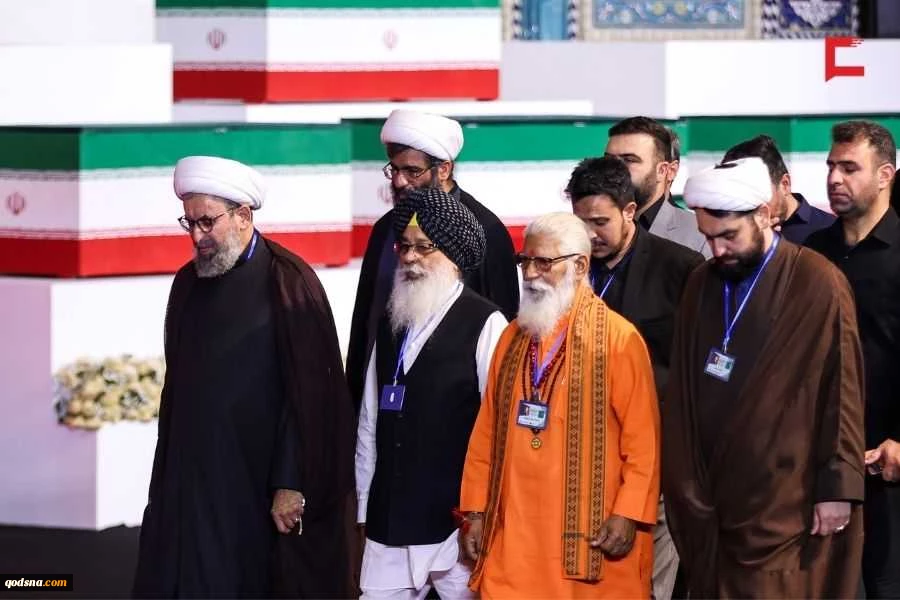 مراسم وداع الشهيد الإمام الخامنئي في مصلى طهران 8