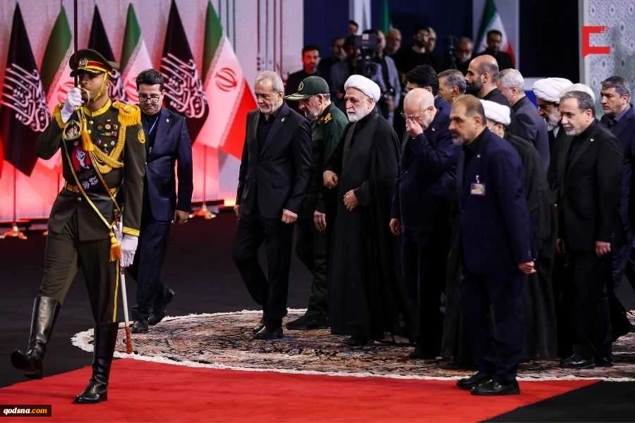 مراسم وداع الشهيد الإمام الخامنئي في مصلى طهران 16