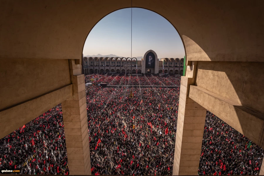 حشود مليونية في طهران تؤدي الصلاة على جثمان القائد الشهيد 4