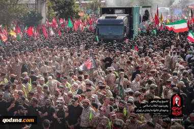 تشییع پیکر مطهر قائد شهید امت به همراه خانواده شهیدشان در میان خیل عظیم جمعیت عزاداران