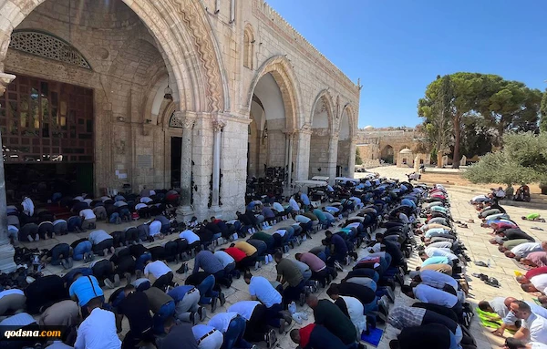 70,000 Palestinian worshipers perform Friday prayer at Aqsa despite Israeli restrictions