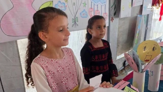 أطفال يعرضون أعمالهم الفنية في معرض «ألم وأمل» بمواصي خان يونس+صور