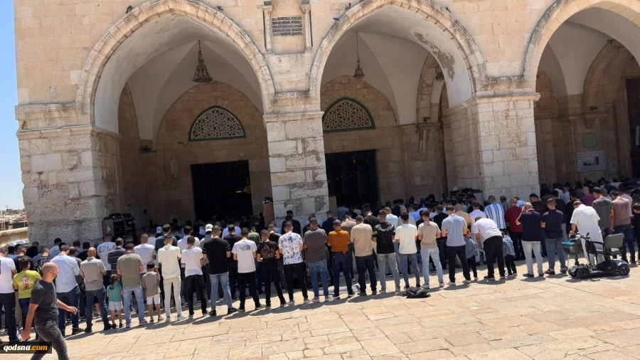 Tens of thousands of worshipers perform Friday prayer at Aqsa