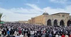 Tens of thousands of worshipers perform Friday prayer at Aqsa Mosque