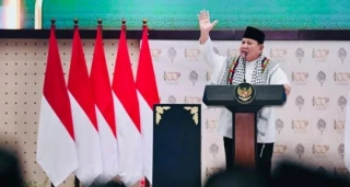 الرئيس الإندونيسي يهتف "فلسطين حرة" ويرتدي الكوفية أمام الآلاف فى احتفال رسمي