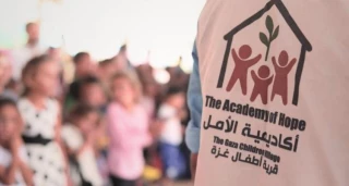 "أسوشييتد برس" تكشف خطة مؤسسة أميركية لمراقبة أحاديث المعلمين في مدارس غزة بالذكاء الاصطناعي