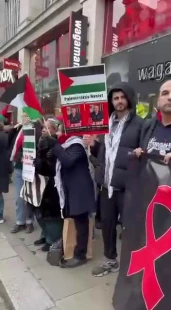 تجمع اعتراضی مقابل سفارت رژیم صهیونیستب در لندن، برای مطالبهٔ آزادی دکتر حسام ابوصفیه، پس از گذشت یک سال از ربوده‌شدن او از بیمارستان کمال عدوان در شمال غزه