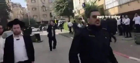 شورش در بنی‌باراک، سوزاندن وسایل نقلیه پلیس اسرائیل و فرار نیروهای ارتش 6