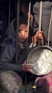 وضعیت دردناک و ناگوار کودکان فلسطینی در ماه مبارک رمضان؛ کودکانی که دیگر نه خانه‌ای دارند و نه خبری از سفره‌های رمضان است که آن‌ها را در کنار خانواده‌هایشان جمع کند.